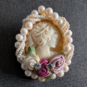CAMEO BROOCH UNSIGNED GOLDTONE VICTORIAN REVIVAL FAUX PEARLS BEADS PINK ROSETTES